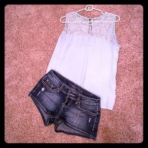 ✔️ Light blue sleeveless top